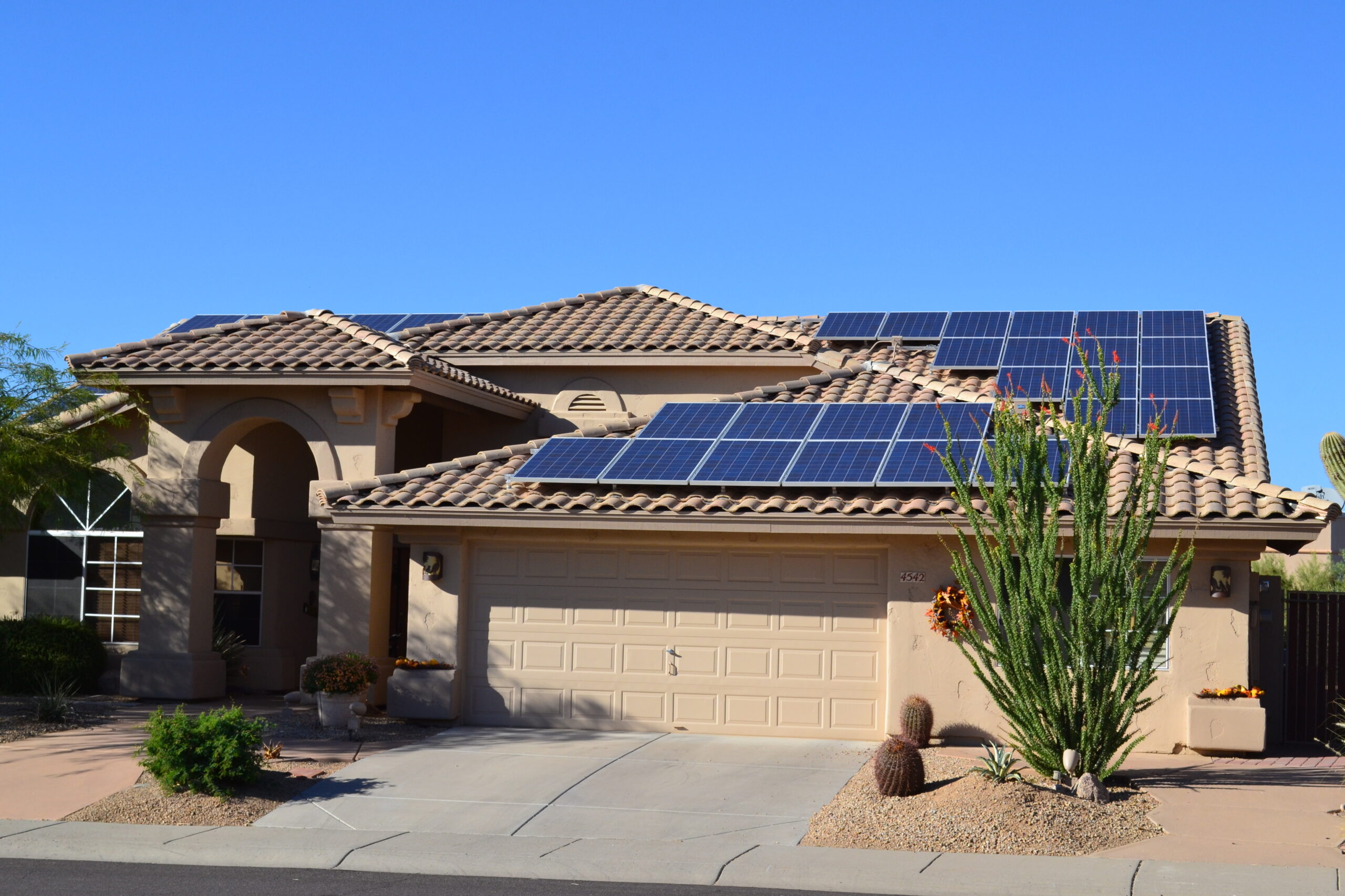 Western,Ranch,Style,House,With,Solar,Panels